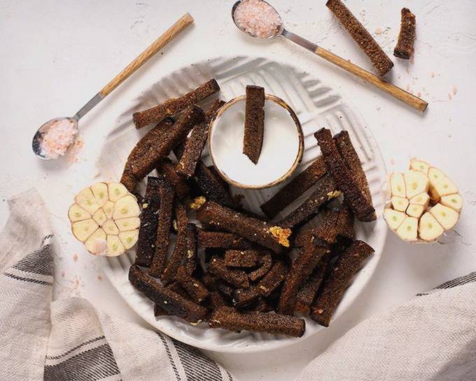 Black bread croutons with garlic like in a bar