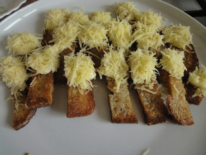 Garlic and cheese croutons for beer