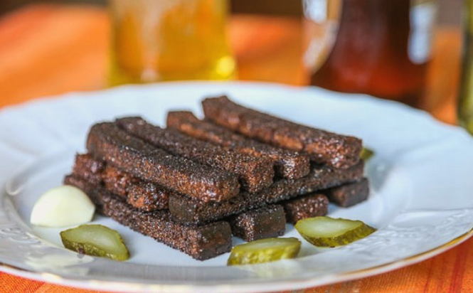 How to make garlic croutons from black bread in a pan