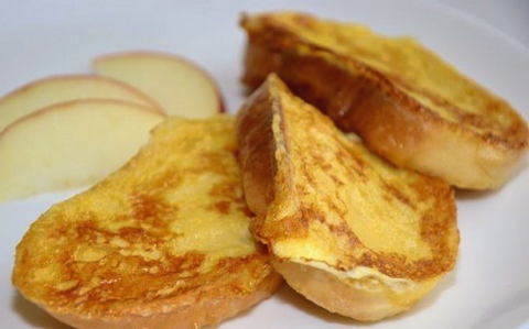 How to cook sweet croutons with egg and milk in a pan