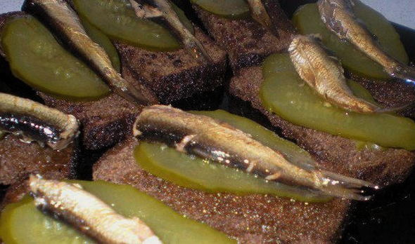 Black bread croutons with garlic and sprats