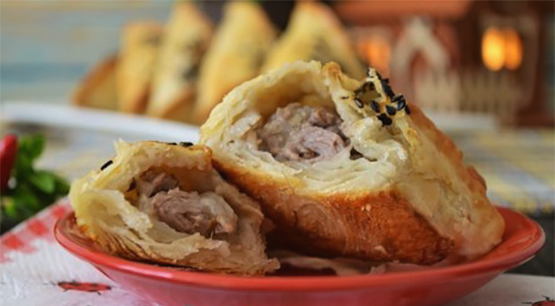 Samsa with lamb from puff pastry