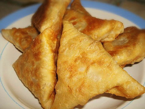 Samsa de pâte feuilletée dans une casserole