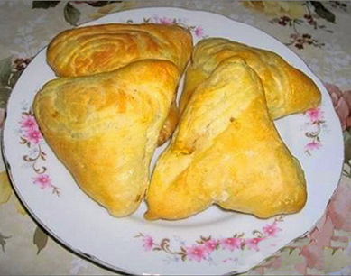 Samsa ouzbek avec de la viande de pâte feuilletée