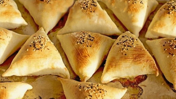 Uzbek samsa with pumpkin from puff pastry