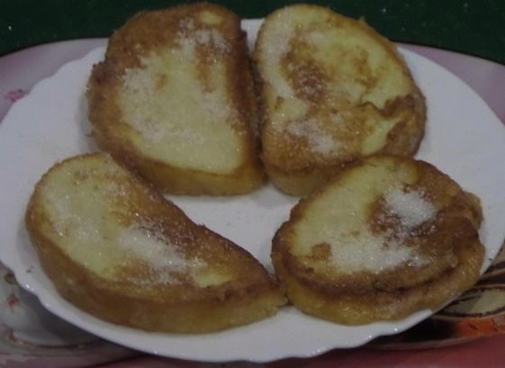 Croûtons salés avec oeuf et lait d'un pain dans une casserole