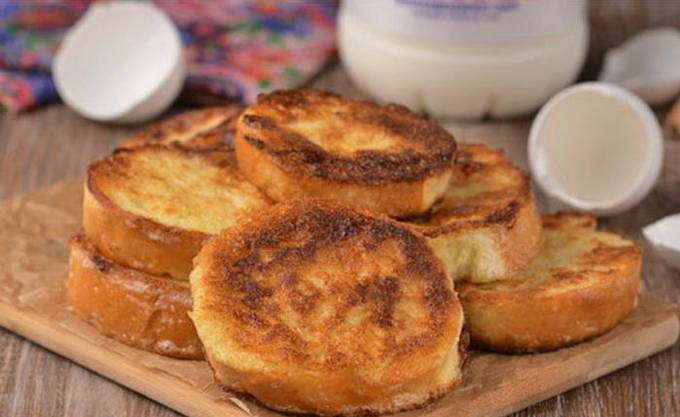 Croutons with milk, egg and garlic