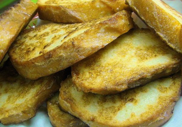 Croutons with milk, egg and sugar