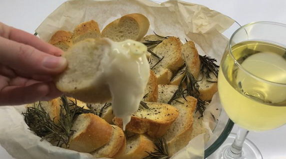 Croûtons au four au camembert