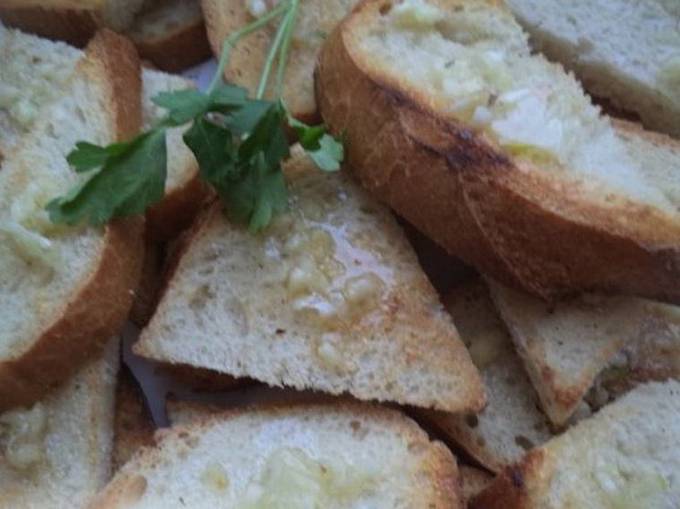 Loaf toasts with garlic in a pan