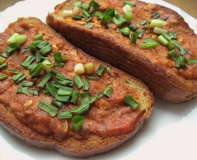 Croûtons d'ail et d'oeufs dans une casserole