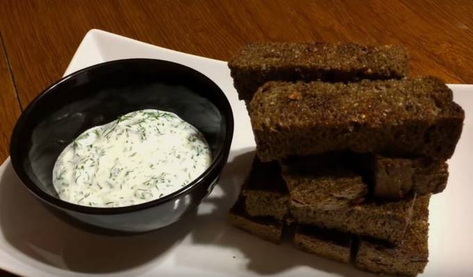 Rye croutons with garlic in the oven