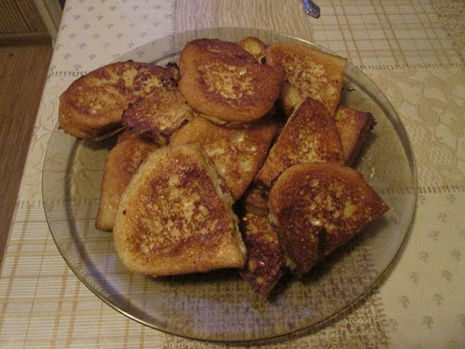 Croûtons de pain blanc avec oeuf, lait et sucre dans une casserole