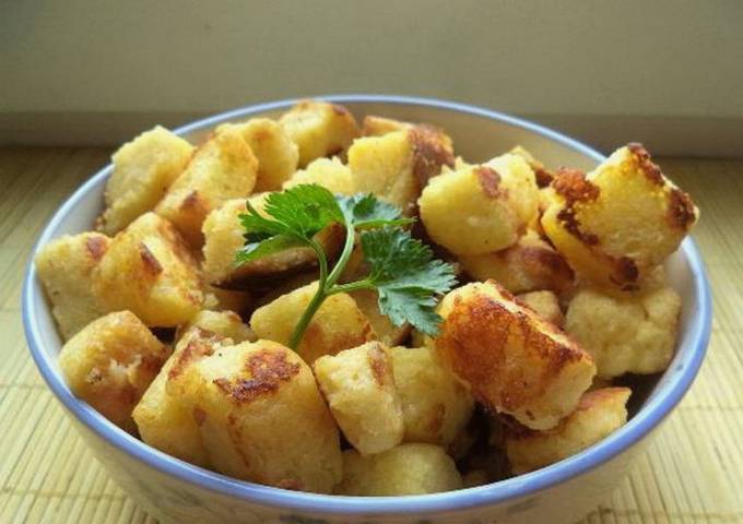 Croûtons de pain avec oeuf, lait et fromage dans une casserole