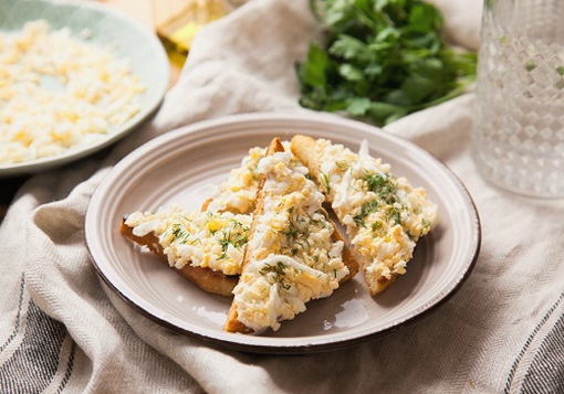 Croûtons aux oeufs, ail et mayonnaise