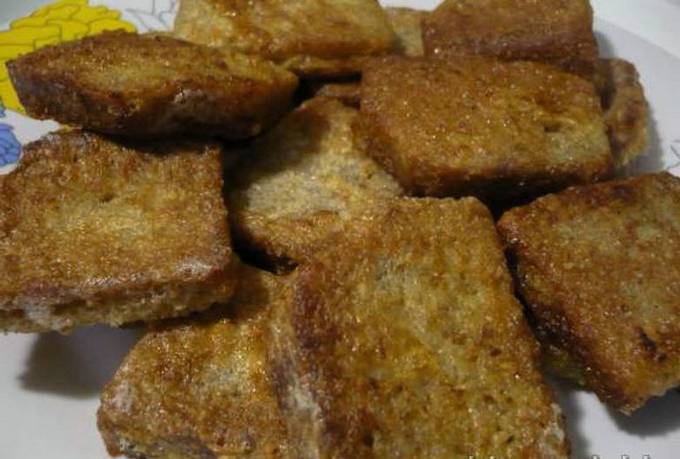 Croûtons de pain brun avec oeuf dans une casserole