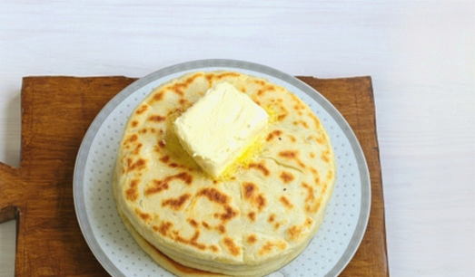 Tortillas au fromage suluguni dans une poêle