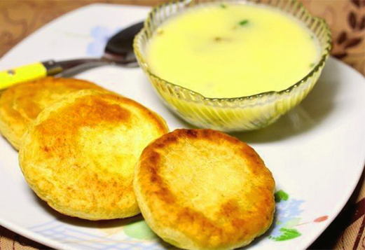 Gâteaux au fromage dans l'eau et la farine dans une casserole