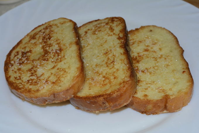 Comment faire frire du pain grillé avec de l'œuf et du lait dans une casserole