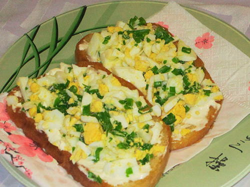 Croutons with garlic, cheese and egg in a pan