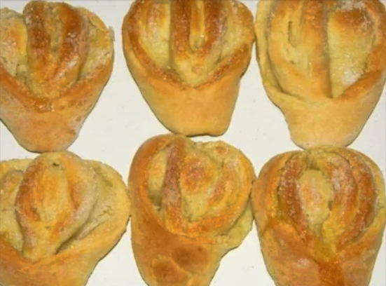 Buns with cinnamon and sugar from yeast dough