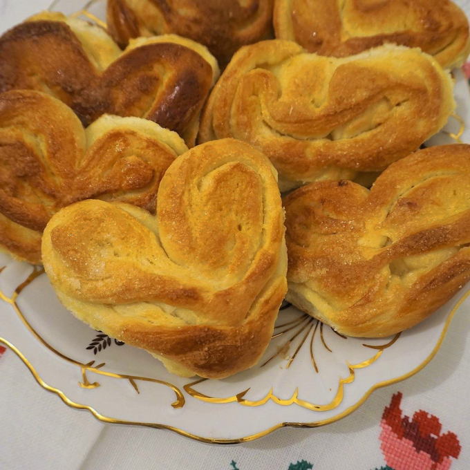 Buns with sugar from yeast dough in the oven