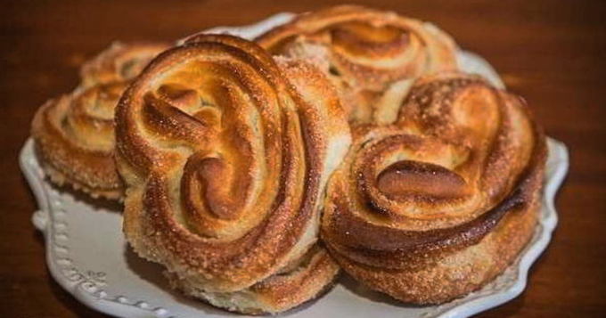 Petits pains de Moscou de pâte de levure avec du sucre