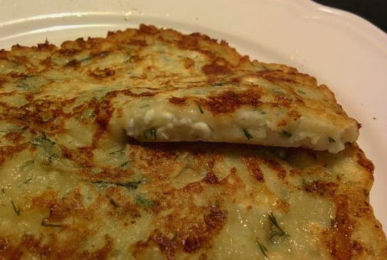 Gâteaux au fromage et au lait caillé avec des herbes dans une casserole