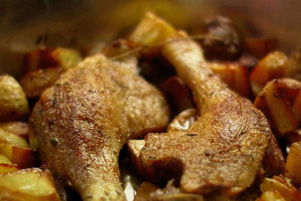 Duck slices with apples in the oven