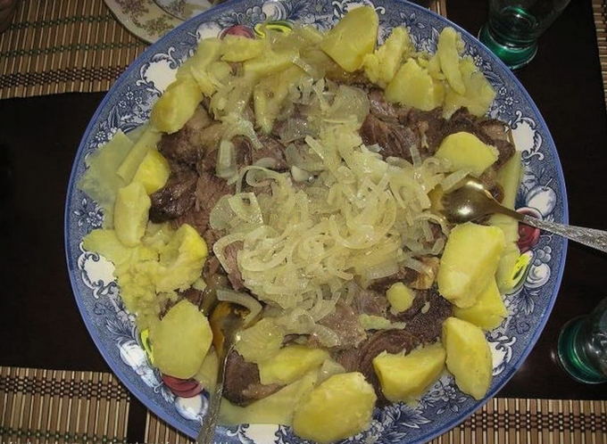 Beshbarmak d'agneau aux pommes de terre