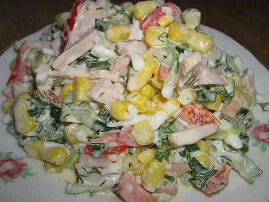 Salade de poulet, ananas, poivre et maïs