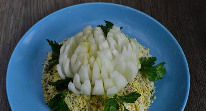 Salade de chrysanthèmes aux conserves