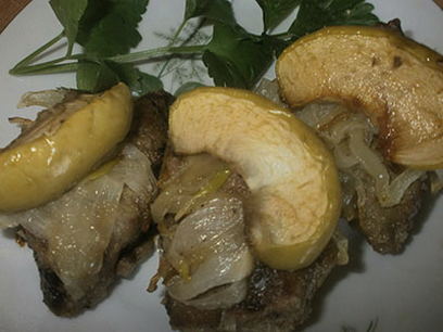 Chicken liver with apples and onions in a jar in the oven