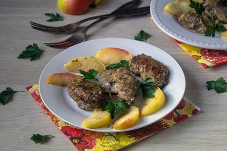 Foie de poulet avec pomme et oignon dans une poêle