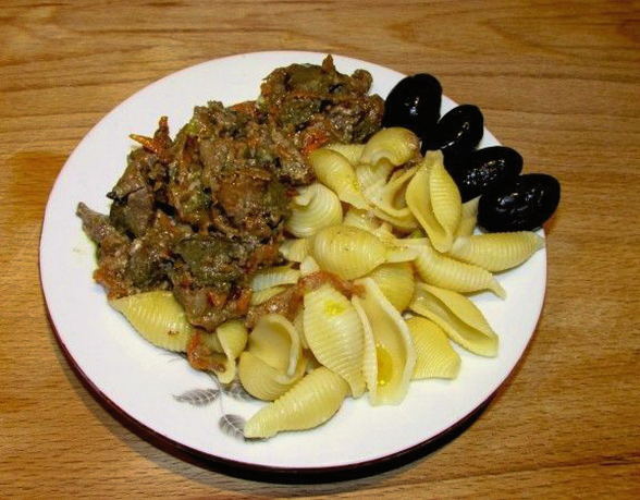 Chicken liver stewed with onions and carrots