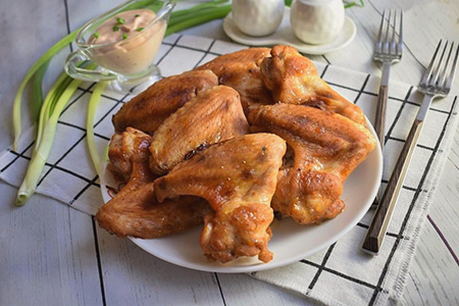 Crispy wings with honey and mustard in the oven