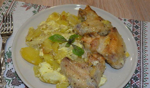 Wings with potatoes, mayonnaise and garlic in the oven