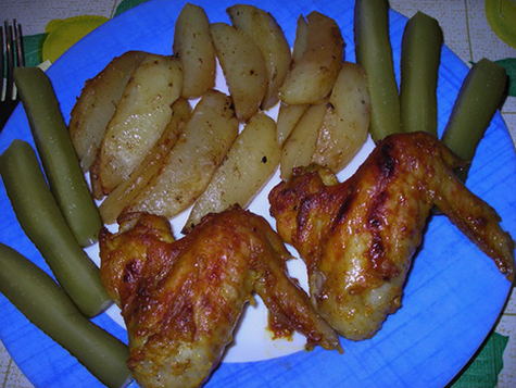 Pommes de terre avec des ailes dans un sac allant au four