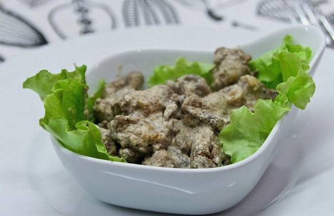 Foie de poulet aux champignons dans une sauce crémeuse