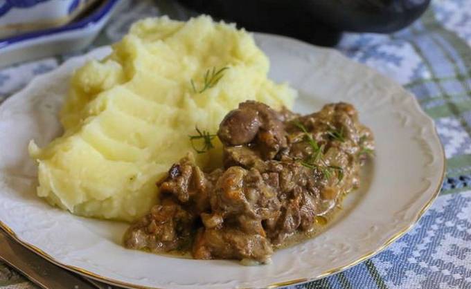 Chicken liver in sour cream with flour in a pan