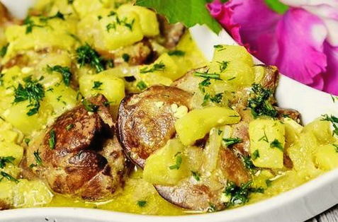 Chicken liver with potatoes, stewed in sour cream