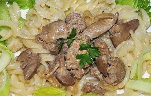 Foie de poulet tendre à la crème sure dans une poêle