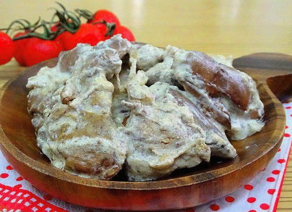 Foie de poulet dans une sauce crémeuse aux oignons