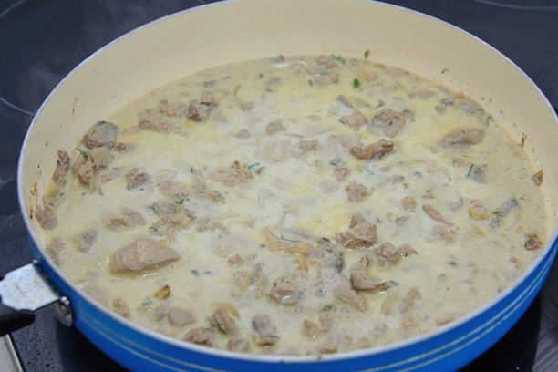 Chicken liver with cream and mushrooms