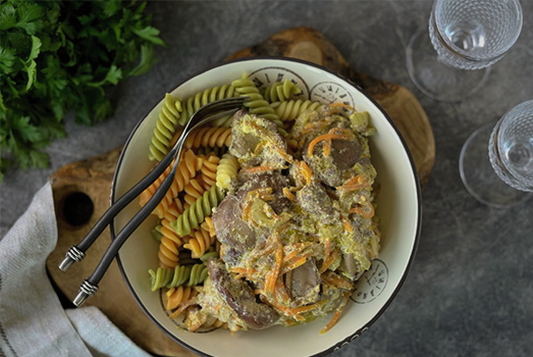 Chicken liver in cream with onions and carrots