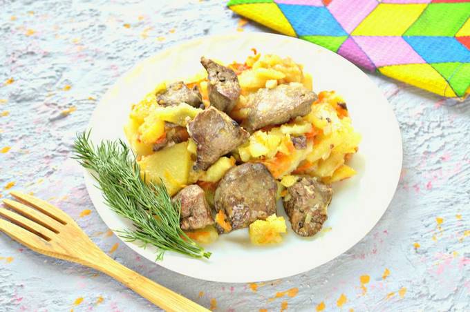 Chicken liver with potatoes, onions and carrots