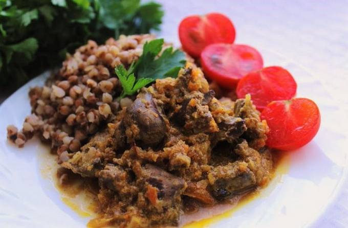 Chicken liver in flour with onions and carrots