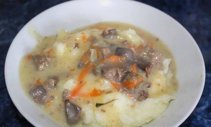 Chicken liver in milk with onions and carrots