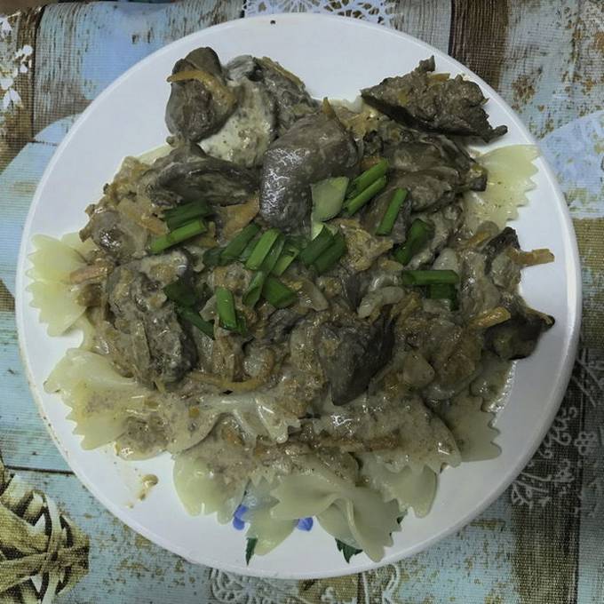 Foie de poulet en mayonnaise avec oignons et carottes dans une poêle