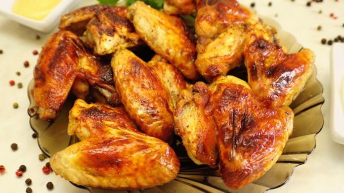 Chicken wings in soy sauce, honey and mustard in the oven